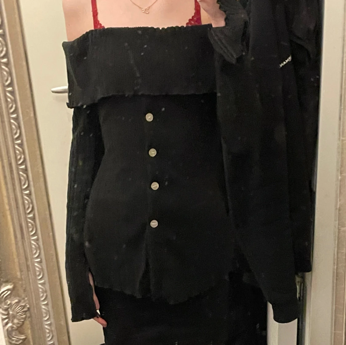 Off shoulder tröja med knappar