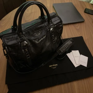 Zadig Voltaire väska!  - Säljes endast vid bra bud! 😊 Zadig Voltaire väska, modellen kan skickas privat! Höjd 25 längd 34 (rymmer mkt). Nypris är 5555 kr mitt lägsta är 3999 kr. Inköpt förra hösten på zalando. Använd sparsamt, inga defekter! Fler bilder kan såklart skickas!🫶🏼