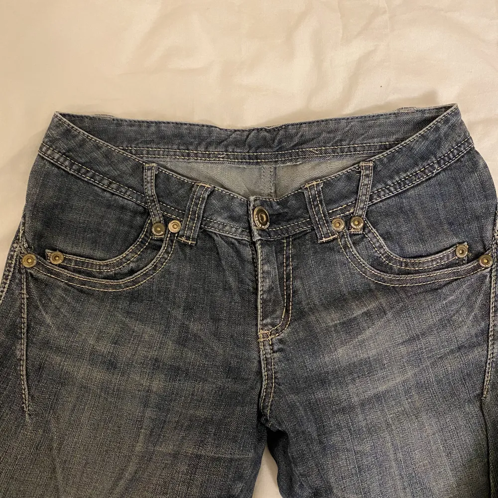 Köp via köp nu då många är intresserade 🥰 Y2k jeans i en snygg blå tvätt och straight fit. Midja 38 cm rakt över, innerbenslängd 86 cm . Jeans & Byxor.