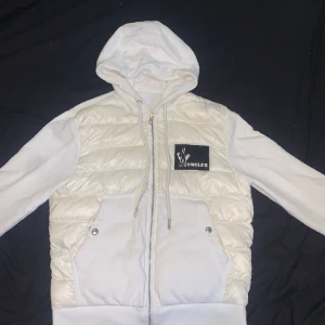 Moncler Cardigan Size 3  - Moncler Cardigan Size 3, tror det är en äldre variant.  Skick skulle jag säga är 7.5/10 med gott samvete. 