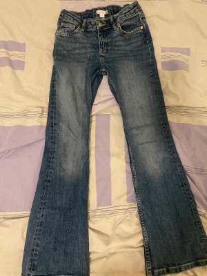 Jättefina jeans som knappt är andvända men som är för små för mig och det finns inga defekter på jeansen