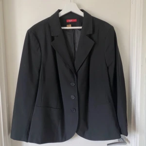 Svarkavaj stl 54 - Andvänd 1 gång. Köpare står för frakten.