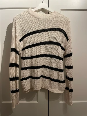 Stickad tröja - Säljer denna stickade tröjan! Säljs då den inte används längre. Lite lösa trådar på högra armen (bild 2). Hör av er vid intresse🤍