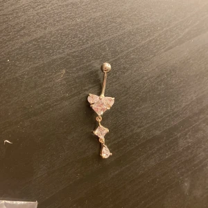 Navelpiercing - Helt oanvänd och köpt från en piercing studio.  Köpt för 250kr, säljer för 180kr