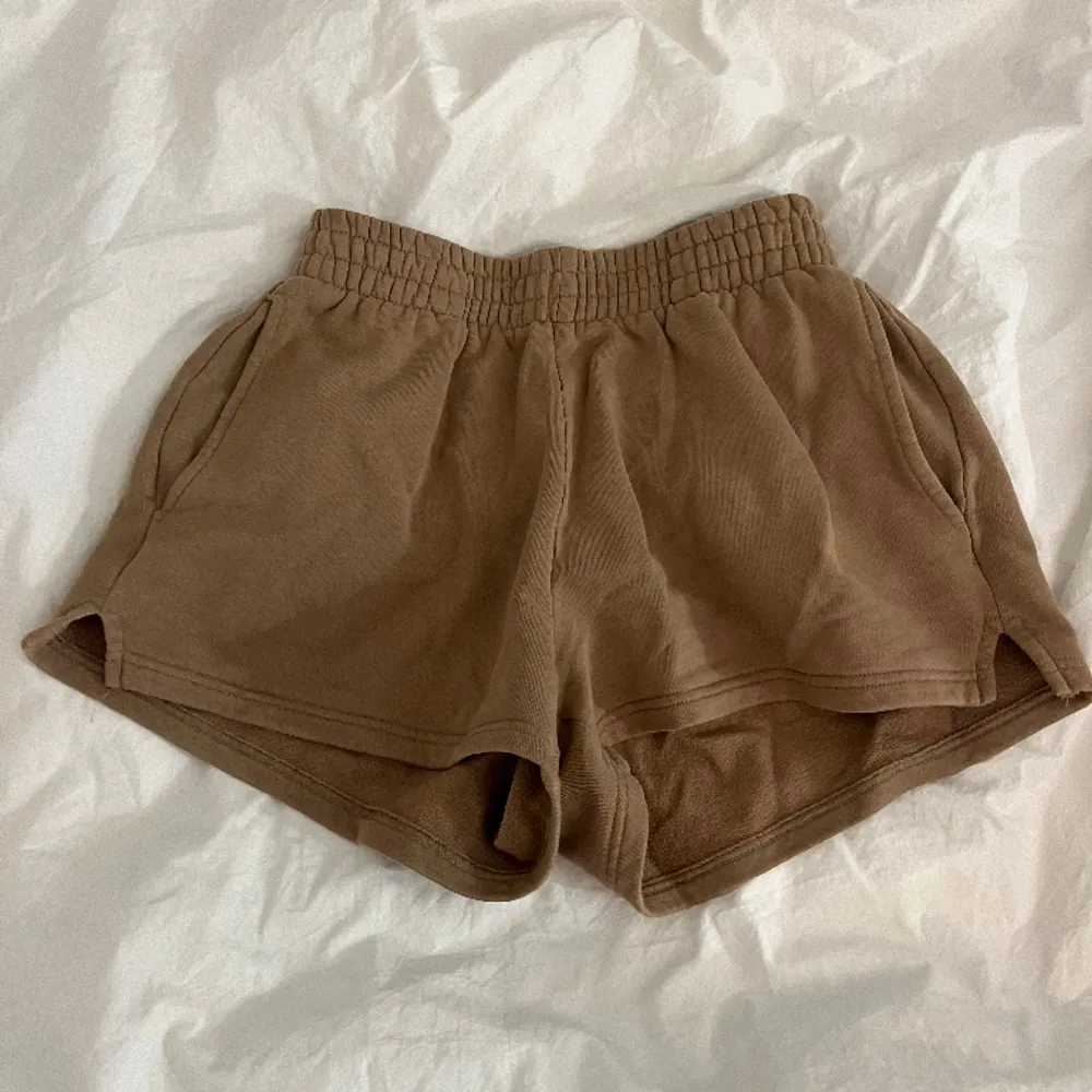 Bruna mjukisshorts från gina tricot🤎🤎. Shorts.