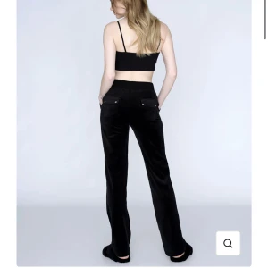 Juicy Couture byxor - Intressekoll på mina super fina juicy byxor som knappt kommit till användning, de är i väldigt fint skick. kom med prisförslag