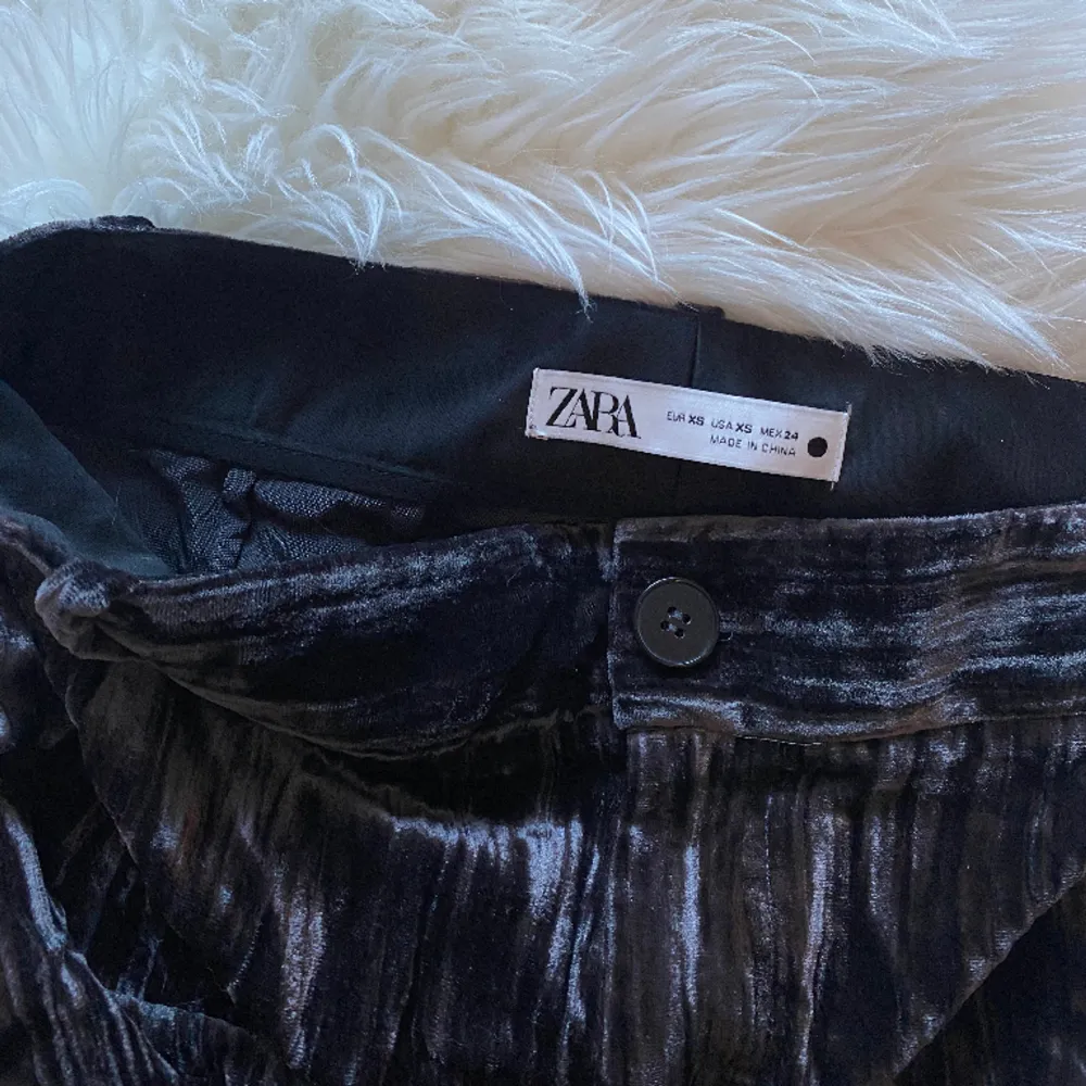 Säljer dessa super häftiga raka zara byxor i coolt material, passar perfekt till bara en stickad tröja! Endast använda 1 gång pga för små för mig!  Återkom gärna vid frågor! . Jeans & Byxor.