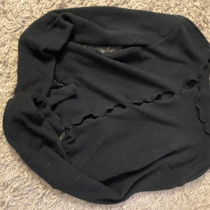 Långärmad topp 🌹50kr - Superfin topp med hål längst bröstet❤️ inga defekter 