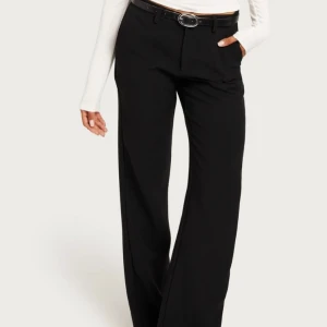 Kostymbyxor  - Straight leg kostymbyxor från nelly i storlek M i bra skick