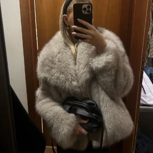 Slutsåld Pälsjacka Zara  - Hej,  Säljer denna slutsålda populära pälsjacka från Zara! Aldrig använd men tog bort prislappen så kan tyvärr inte returnera.  Jag är en storlek XS/S, köpte i L eftersom den är liten i storlek, M satt för tight, ej snyggt.   Nypris 1400 kr. Lånad bild