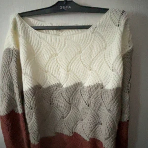 Stickad tröja - Jätte snygg tröja, perfekt nu till hösten! Aldrig använd & i storlek S