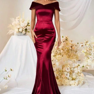 Fest klänning - Jag köpte den för 449kr och säljer för 350kr. Har bara haft på mig den 1 gång och den är som jag köpte.