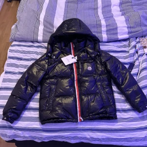 Moncler montbeliard  - Säljer moncler montbeliard jacka nfc Scan och qr kod finns har bara haft den i 3 veckor säljer den för den inte passar. Kan även tänka mig byta mot canada goose jacka   