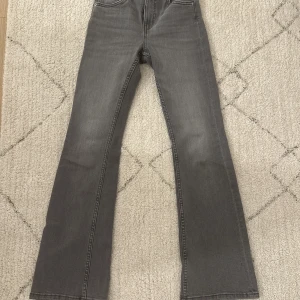 Gråa bootcut jeans  - Säljer dessa gråa bootcut jeans från Kappahl, dom är helt oanvända