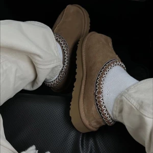 Ugg Tasman - Säljer mina ugg tasman tofflor då de är lite stora på mig. Köptes för 1599kr på Syster C och säljer för 999kr. Storlek 38