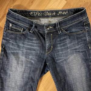 Super snygga raka/bootcut jeans, dem passar 36/38 skulle jag säga. Säljer dem pågrund av att jag inte kan ha dem längre😊Lite långa på mig som är 160. Pris kan diskuteras så bara att skriva till mig! (Köparen står för frakten) 