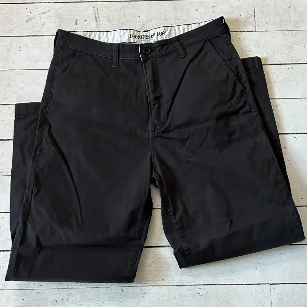 Lee chinos i stl 32x32, köpta pĂ„ Zalando förra hösten. Sparsamt anvĂ€nda! De Ă€r tyvĂ€rr bĂ„de för stora och för lĂ„nga för mig som Ă€r 163 cm. Kan skicka fler bilder om det önskasđ Frakten Ă€r inkluderad i priset och priset kan diskuteras đ€. Farkut & Housut.