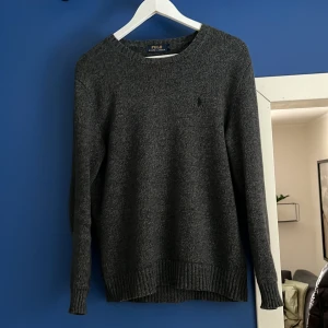 Polo ralph lauren tröja - Jätte snygg ralph lauren tröja i storlek S, inte använd mycket alls därav är skicket som nytt. Mitt pris 699kr, priset går att diskuteras vid snabb affär. Hör av er vid frågor eller fler bilder 🙌🏼