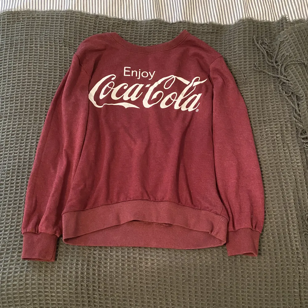 Vinröd tröja med coca’cola på❤️. Tröjor & Koftor.