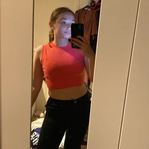 Tag 1 få 1 på köpet  - Köp denna fina rosa Croptop, få denna jeansjacka från Lindex på köpet! 