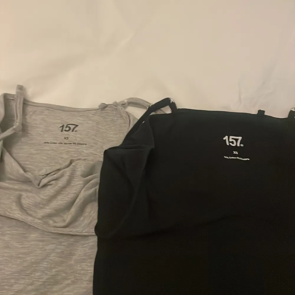 Två stycken linnen ett grått och ett svart som aldrig har använts. Dom har justerbara band. Säljs inte styck.. T-shirts.