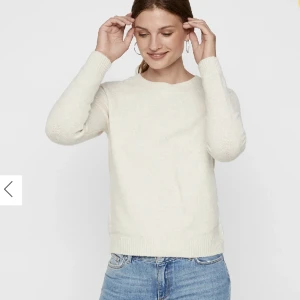 Stickad tröja - Säljer den här jättefina Vera Moda tröjan som är perfekt nu till vintern❤️❤️Lite nopprig men väl omhändertagen