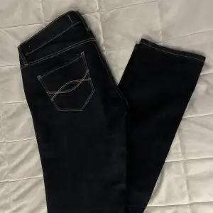 Säljer dessa lågmidjade jeans från abercrombie and fitch!! 200kr +frakt
