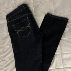 Jeans - Säljer dessa lågmidjade jeans från abercrombie and fitch!! 200kr +frakt