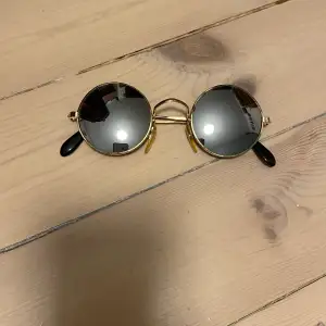 vintage solglasögon köpta på en marknad. lite 70-tals stil över dom. inga märkbara defekter 