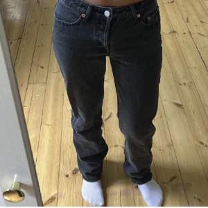 Säljer dessa super fina jeans då de tyvärr blivit för korta för mig jag är 173cm lång. Jeansen är från weekday och de är mid waist jeans och de är använda några gånger men de syns inte. Köpta för 600kr. (Bilden i mitten är lånad)