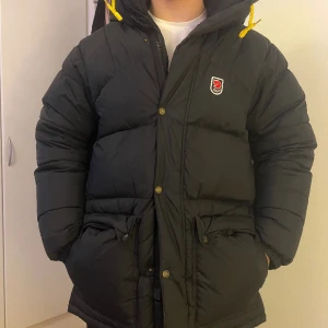 Fjällräven vinterjacka - Nypris 9000kr. Använd 1 vinter och helt i ny skick. Den tjocka modellen i storlek S. 