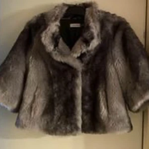 Pälsjacka Calvin Klein  - Storlek M. Kortare ärm. Fickor på båda sidor utan stängning. 