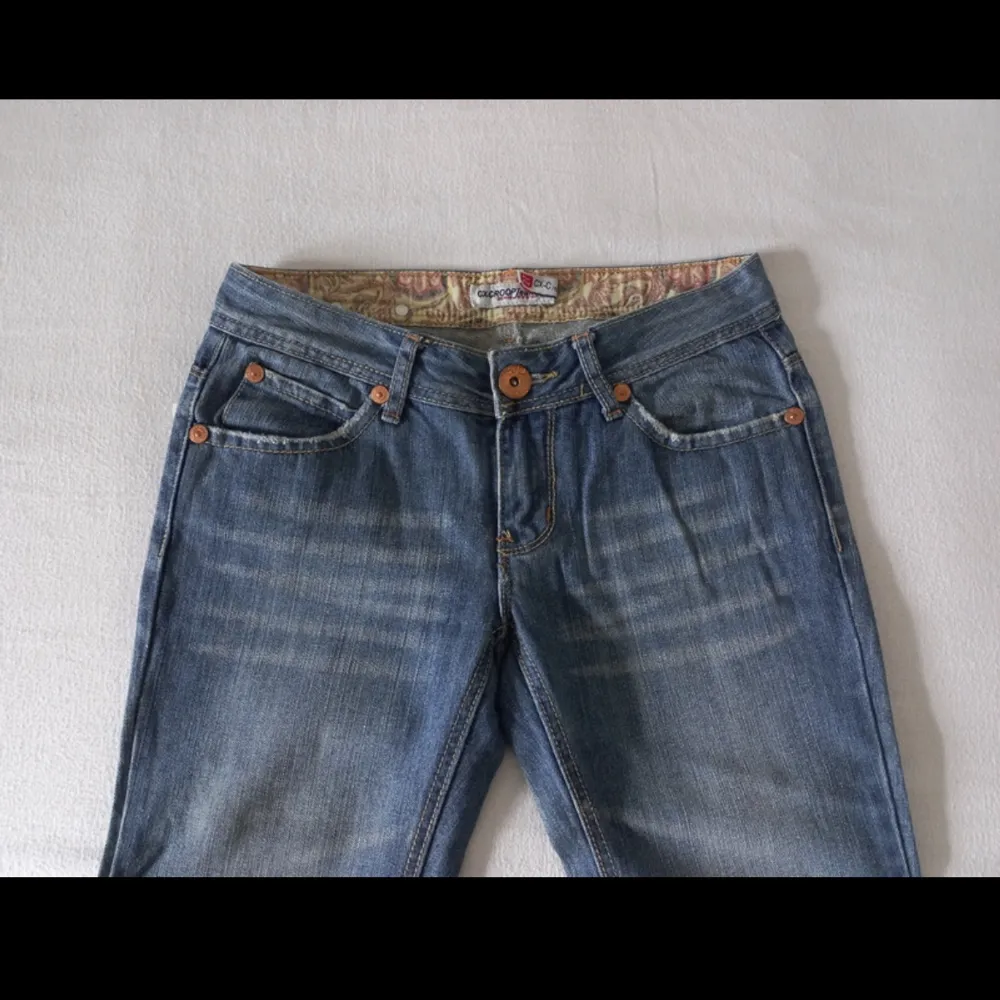 säljer dessa oanvända jeans då de är för små för mig storlek 27:32🩵. Jeans & Byxor.