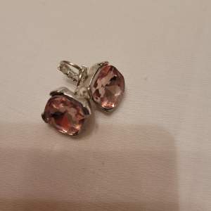 Silverpläterade örhängen med rosa stenar 