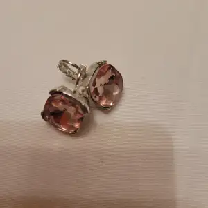 Silverpläterade örhängen med rosa stenar 