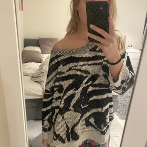 Zebramöstrad stickad tröja - Supersnygg zebramöstrad stickad tröja i jättebra skick som kan sitta supersnyggt oversized 