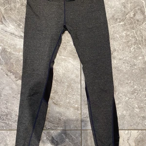 Träningsbyxor stl. xs - Jättefina träningsbyxor. Säljer pga stor garderobrensning. Kika gärna på mina andra annonser, säljer mycket. Samfraktar gärna:)