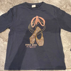 Tröja stl. 152 Zara - Urgullig långärmad tröja med ballerinaskor på. Inte använd så mycket. Rekommenderar!! Säljer pga stor garderobrensning. Kika gärna på mina andra annonser, säljer mycket. Samfraktar gärna:)