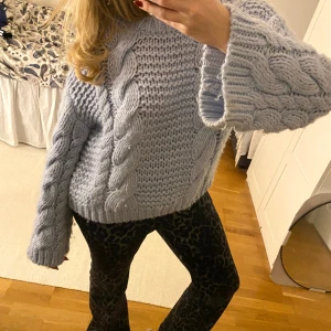 Stickad tröja - Super mysig och stor stickad tröja med utsvängda armar❣️