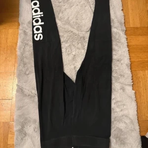Adidas - Tights - De är i bra skick , men är lite urtvättade därav priset.  Storlek S , men är stretchiga så passar M också. 