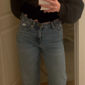 Blåa straight jeans - Jättefina midwaist straight jeans från pull & bear. Midjemått rakt över: 33cm Inerbenslängd: 79cm  (priset kan diskuteras vill mest bli av med dem) 