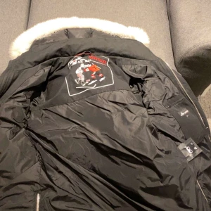 Moose knuckles jacka - Säljer nu min fina jacka då jag köpt en ny. Skicket på jackan är 9/10 inga hål eller liknande. Jätte varm och passar perfekt till vintern. Frågor eller funderingar så är det bara att skriva. Mvh 😁