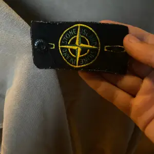 Säljer sonens Stone Island tröja för han använder den ej. Äkta tröja som endast är använd två ggr så i nyskick. Inköpt i butik för 2499kr.  Säljes för 1150kr