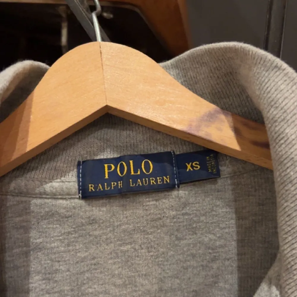 Säljer en snygg Ralph lauren half zip tröja, extremt pra skick inte använd mycket. Pris kan diskuteras, hör av er vid mer bilder eller funderingar . Tröjor & Koftor.