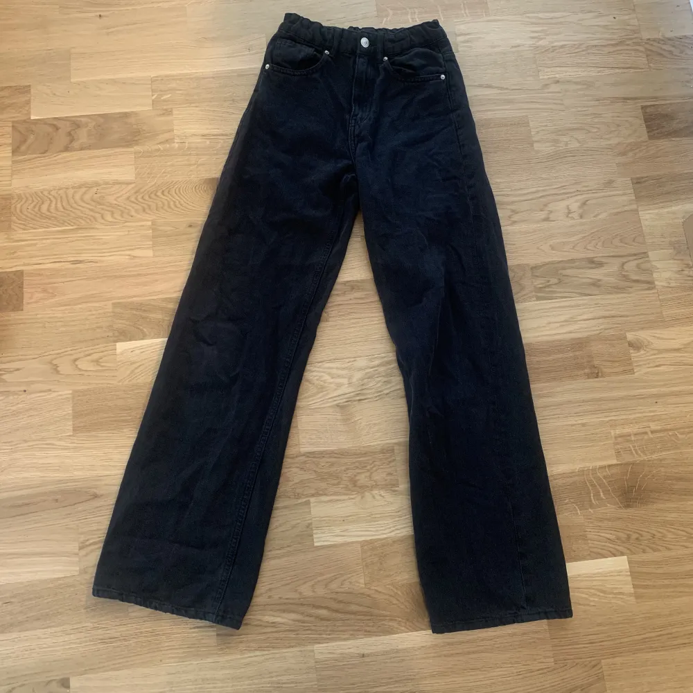Säljer dessa slutsålda jeansen från Young Gina 💞. I fint skick förutom att texten ”perfect jeans” är lite avskavd (se bild) Nypris: 299 kr Mitt pris: 140 kr (exklusive frakt) Hör av dig om du är intresserad eller har någon fråga💓 Betalas via swish!. Jeans & Byxor.