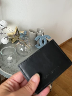 Kortfodral - Svart kortfodral i nyskick av märket  Carin Wester säljes då jag inte använder det. Är i skinn. Kan skickas i brev och blur då ingen fraktkostnad! 😀