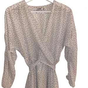 Klänning - en knappt använd klänning ifrån Chiquelle, som jag säljer då den är för liten för mig! Såå fin