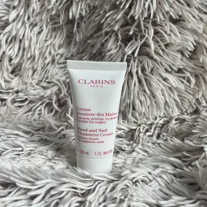 Helt oanvänd. Hand and nail treatment cream från Clarins Paris. Nypris 130kr