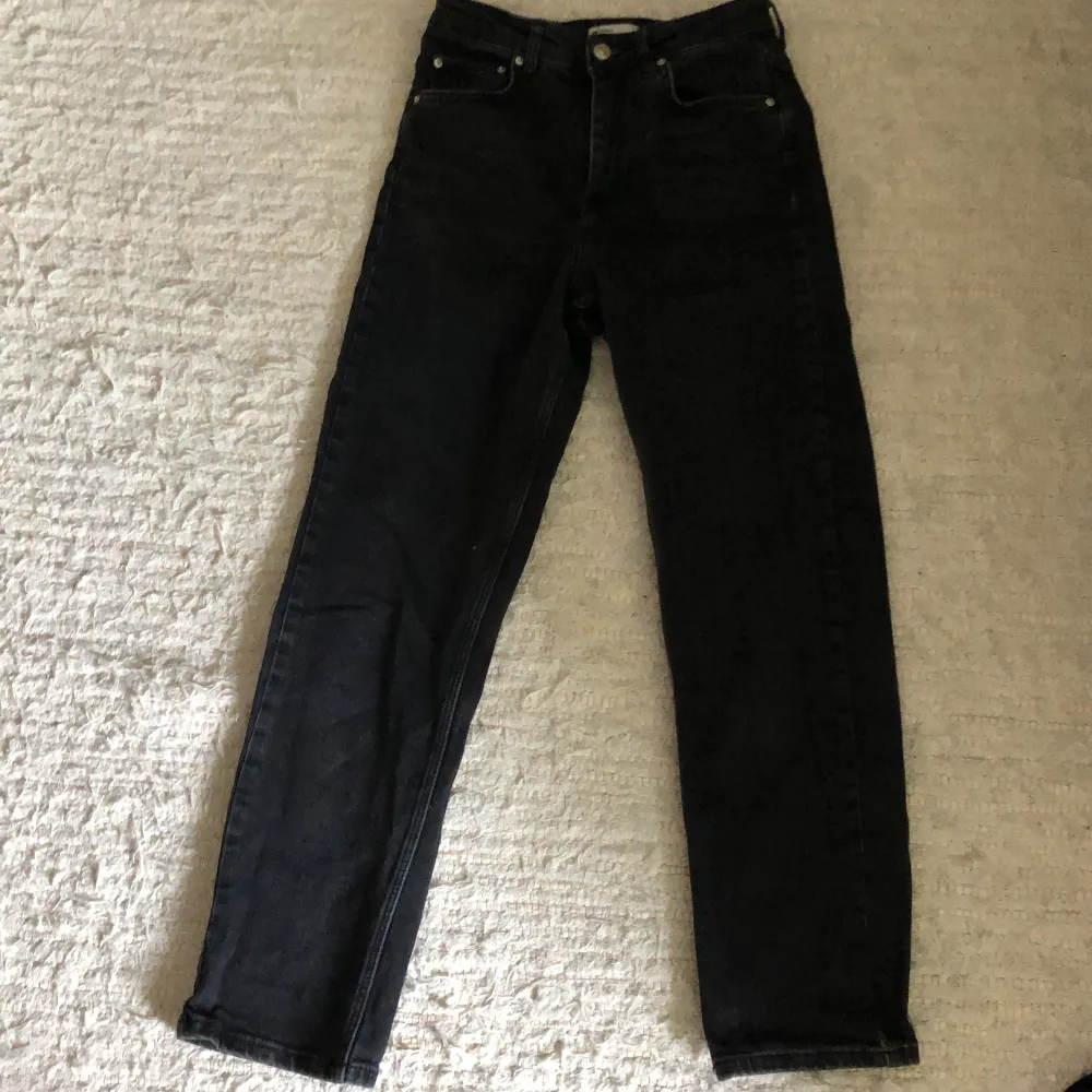 Svarta jeans från Gina Tricot  Straight jeans stl 34. Jeans & Byxor.