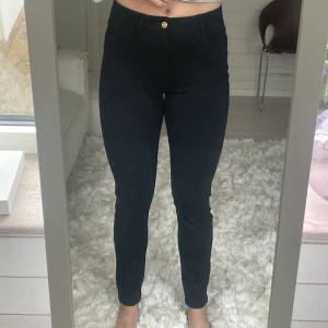 Michael Kors Byxa - Byxorna är i nytt skick! Storlek S. Mjukt och stretchigt material som sitter åt fint. Köpta i USA🇺🇸